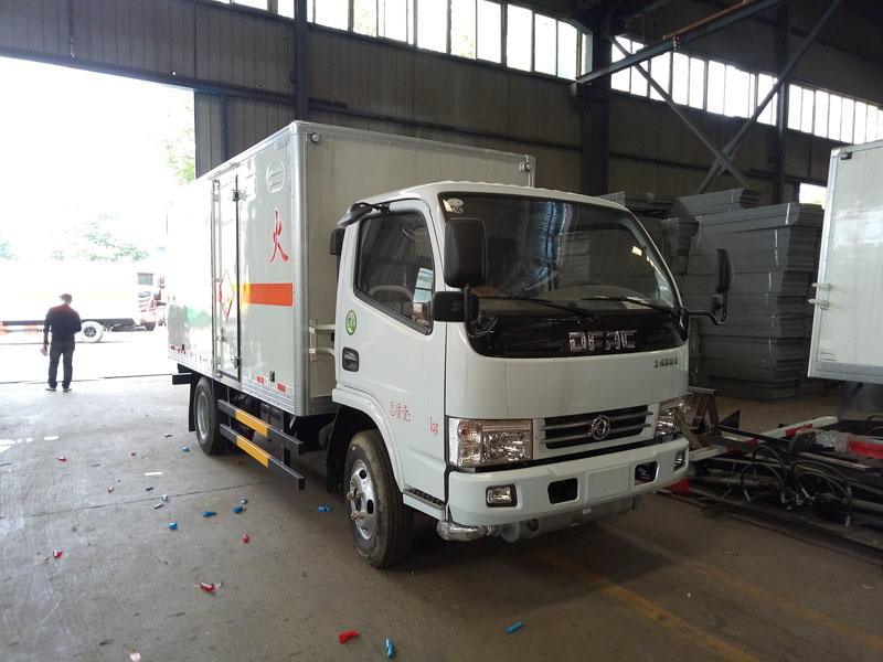 多利卡4.1米(藍(lán)牌)氣體廂式車(chē)